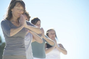 Vier Frauen meditieren